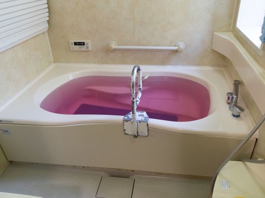 ピンクのお湯の浴室