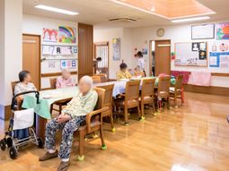 明るい食堂と利用者