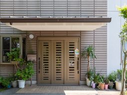 エントランスの明るい風景