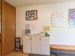 カラフルな壁飾りの明るい部屋