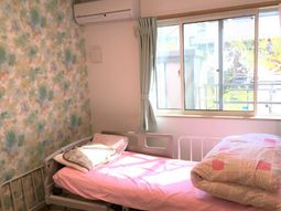 明るい居室のベッド