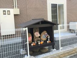 石造りの小さな祠