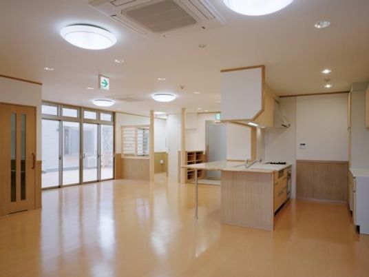 広々とした明るい居室