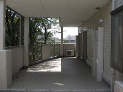 明るい日差しのバルコニー
