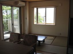 和室と椅子のある居室