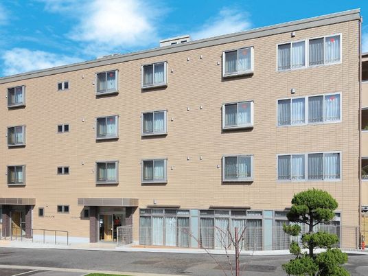 ベージュの施設外観  