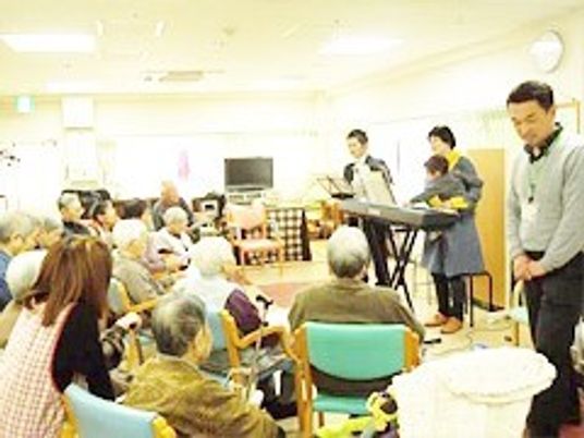 音楽イベントを楽しむ人々