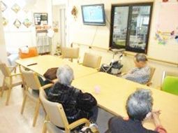 複数の高齢者とテーブル
