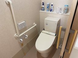 手すり付き安全なトイレ