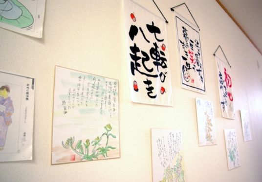 掲示物が並ぶ壁
