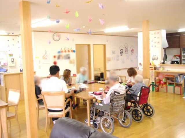 広々とした共有スペース リビング 明るい空間の共有スペースです。車椅子の方も一緒にリラックスできる工夫があります。