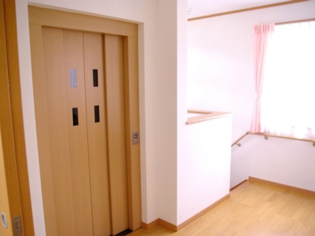 明るいエレベーターの空間 エレベーター 明るい空間に設置されたエレベーターです。移動が楽になり、働きやすさが向上します。