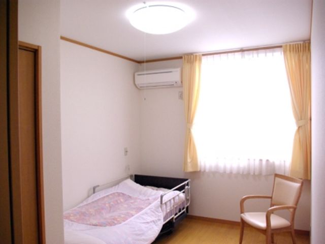 明るい居室 居室 自然光がたっぷり入る明るい空間です。快適に過ごせるプライベートな居室になっています。