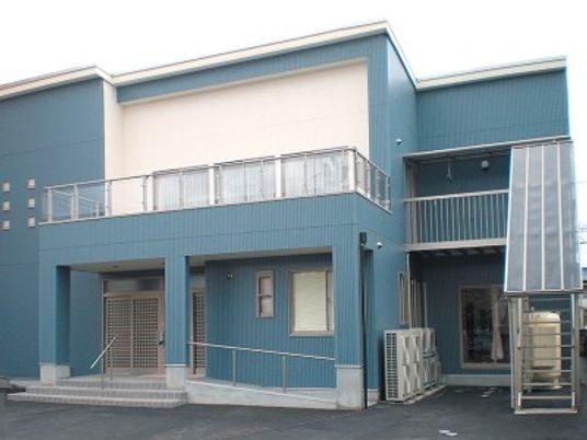 青い外観の建物