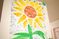 ひまわりの絵が飾られた壁