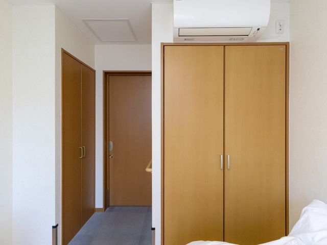 居室のクローゼットとエアコン 居室 整った居室には、必要な物を収納可能な広々としたクローゼットや、快適な室温を保てるエアコンが備わっています。