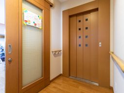 温かみのあるエレベーター前