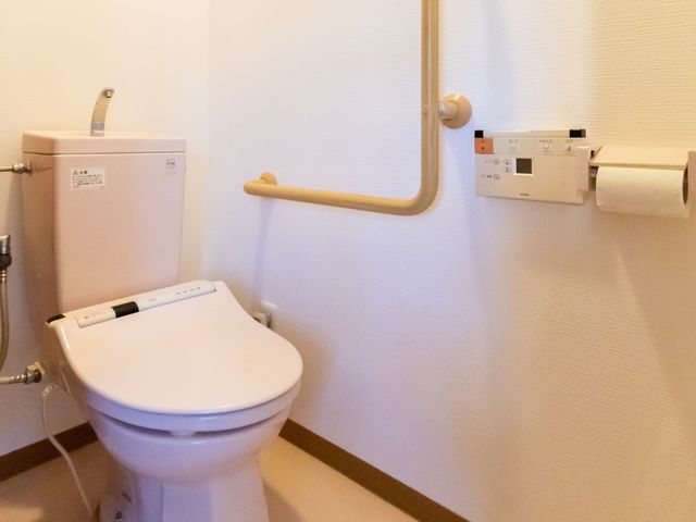 バリアフリートイレ設備 トイレ 手すり付きのトイレは、安全に配慮された設計となっており、快適な日常生活をサポートします。