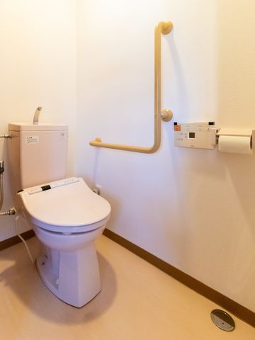 バリアフリートイレ設備 トイレ 手すり付きのトイレは、安全に配慮された設計となっており、快適な日常生活をサポートします。