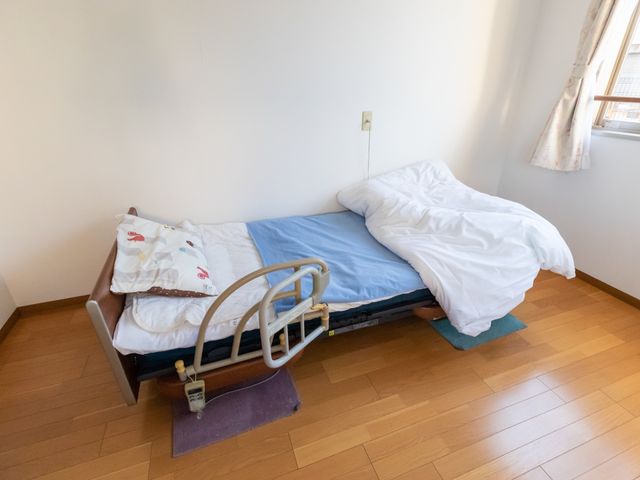 快適な居室のベッド 居室 ゆったりとしたベッドが配置された居室です。清潔感のあふれる空間で快適にお過ごしいただけます。