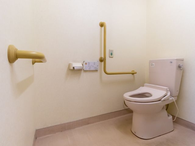バリアフリートイレ設備 トイレ 安全な使用を支援する手すり付きの清潔なトイレです。利用しやすさを考慮した設計が行われています。