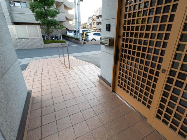 エントランスの入口風景 玄関 出入りを考慮した設計の入口は、利便性と安全性を考慮しており、働きやすい環境が整っています。
