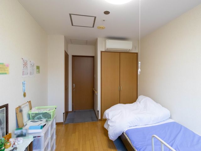 居心地の良い居室 居室 木目調の家具が温かみのある居室です。個々の生活スタイルに合わせて、快適な空間づくりができます。