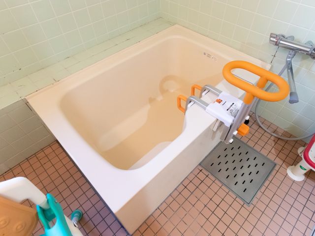 バリアフリー対応浴室設備 浴室 安全に配慮された浴室です。手すりや椅子も備え、利用者の快適な入浴を支えています。