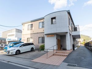 明るい外観の施設エントランス