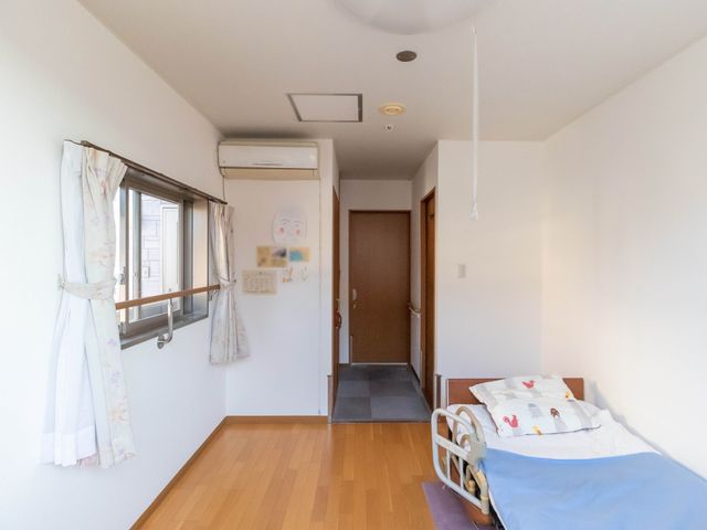 快適な居室内観 居室 ゆったりとした居心地の良い居室です。窓からの自然光が心地よい環境を作り出しています。