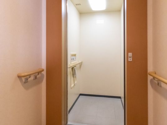 ゆったりとしたエレベーター入口