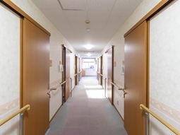 廊下の明るい場面