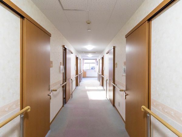 廊下の明るい場面