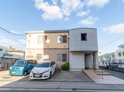 建物の外観と入口