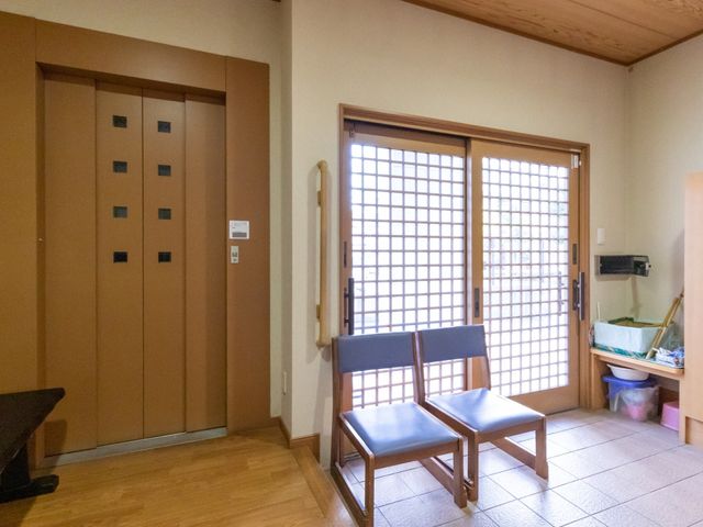 和風の明るいエントランス 玄関ホール 木目のぬくもりあふれるエントランスです。広々としたスペースで、訪問者を温かくお迎えします。
