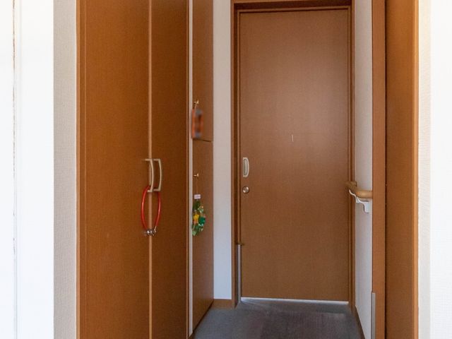 清潔な廊下 居室 ゆったりとした廊下は清潔感があり、日々の業務に心地よい環境を提供しています。明るく落ち着いた色合いで訪れる方にも安心感を与えます。