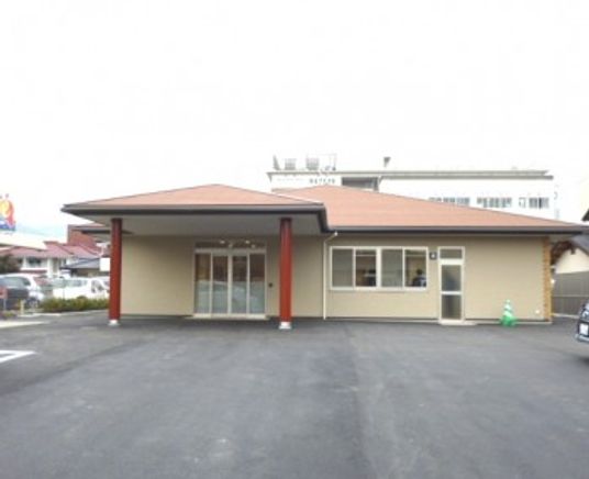 人が集う広場の外観
