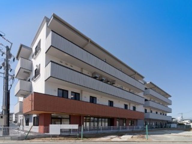 広々とした建物の外観 外観 明るい空の下に広々とした施設で、快適な環境が整っています。福祉に携わる方に最適です。