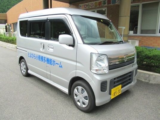 送迎車が停まる外観  