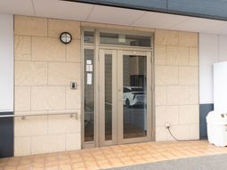 エントランスのシンプルな外観