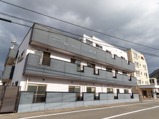 施設の外観と看板