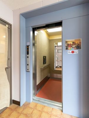 広い開口のエレベーター
