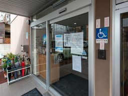 入口付近の明るい光景