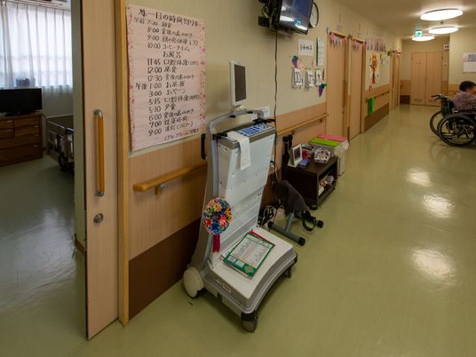 廊下と掲示物がある空間