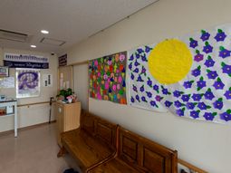 壁に季節の飾り付け