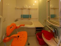 バリアフリーの浴室設備