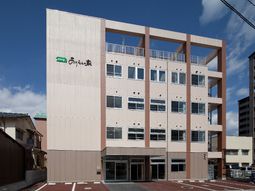 多階建てのモダンな建物