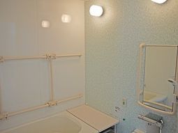 バリアフリー設計の浴室