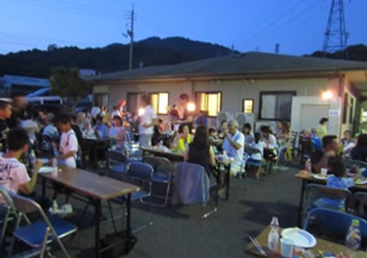 夜間の宴会風景