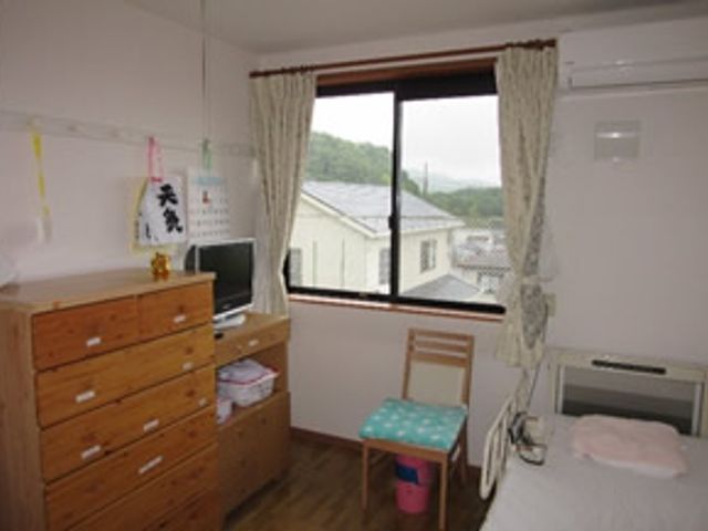 明るい個室 居室 日当たりのよいゆったりとした空間です。個々のプライバシーもしっかりと保たれています。